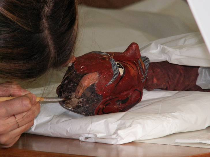 Testa durante il ritocco pittorico